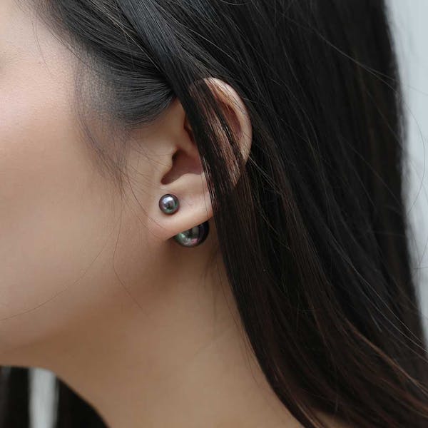 Isabelle Pearl Earrings in Onyx on model